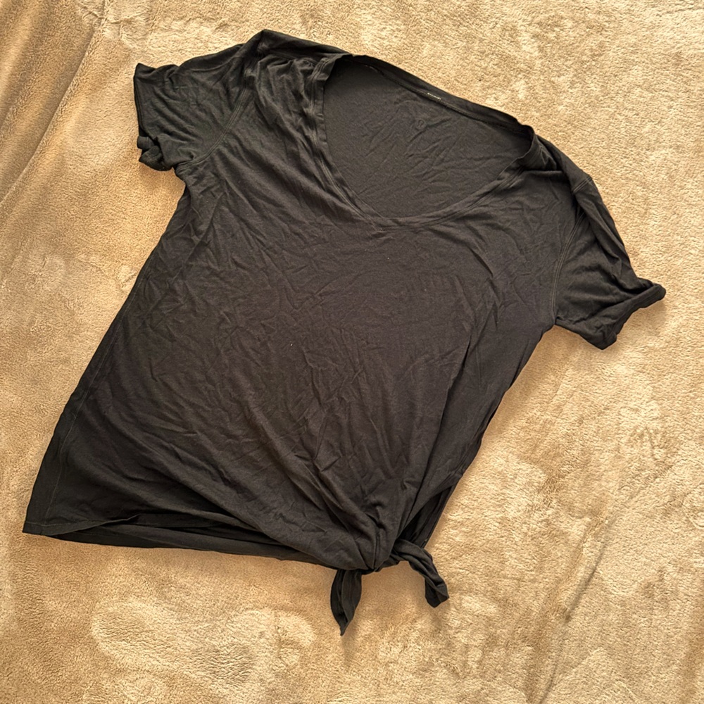 Lululemon Sz 10 - black T - side tie